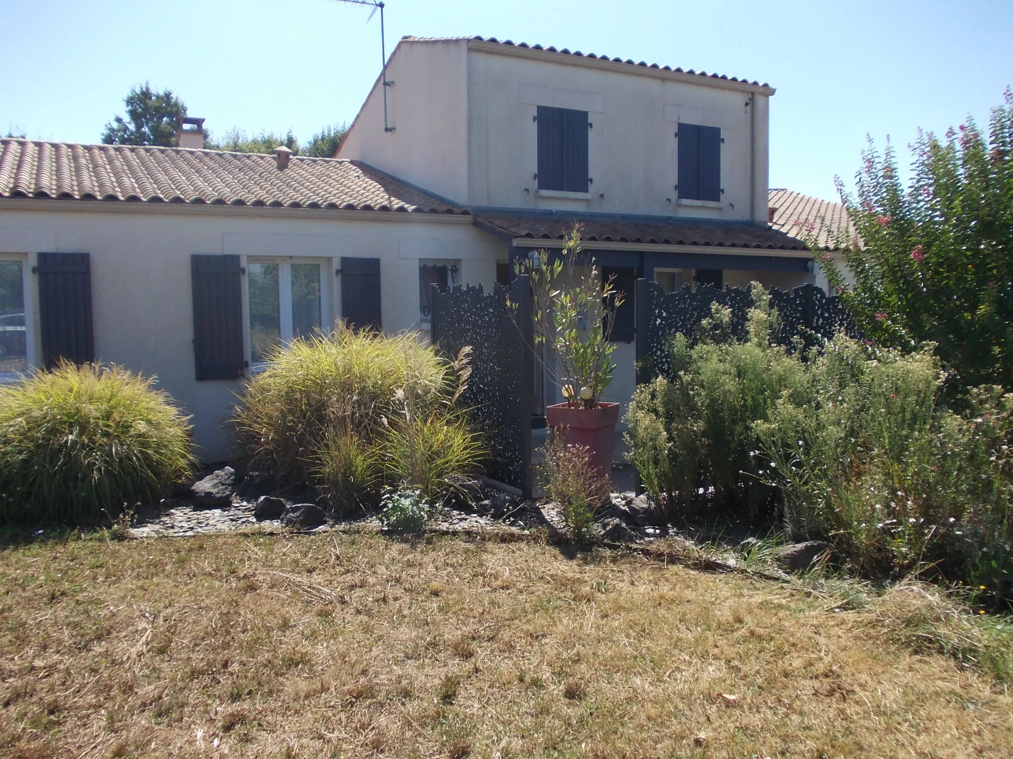 Maison contemporaine avec garage et piscine à Matha 