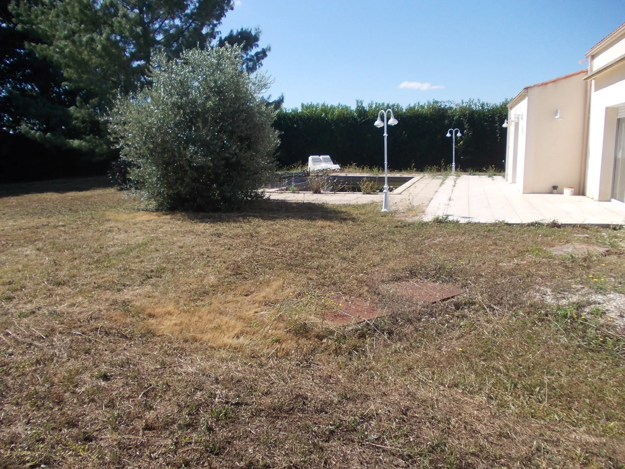 Maison contemporaine avec garage et piscine à Matha 