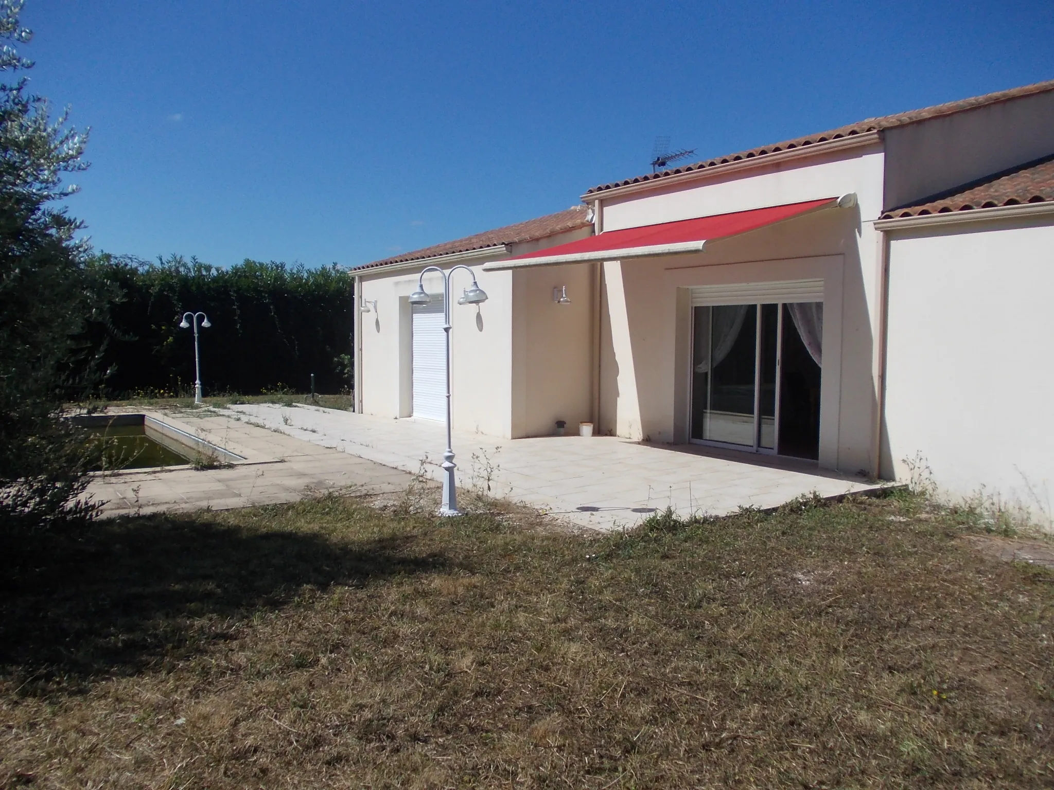 Maison contemporaine avec garage et piscine à Matha 