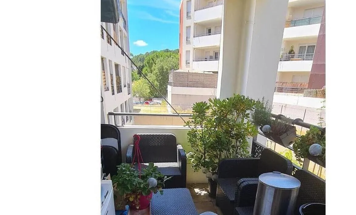 Apartment with Double Garage in Gardanne 