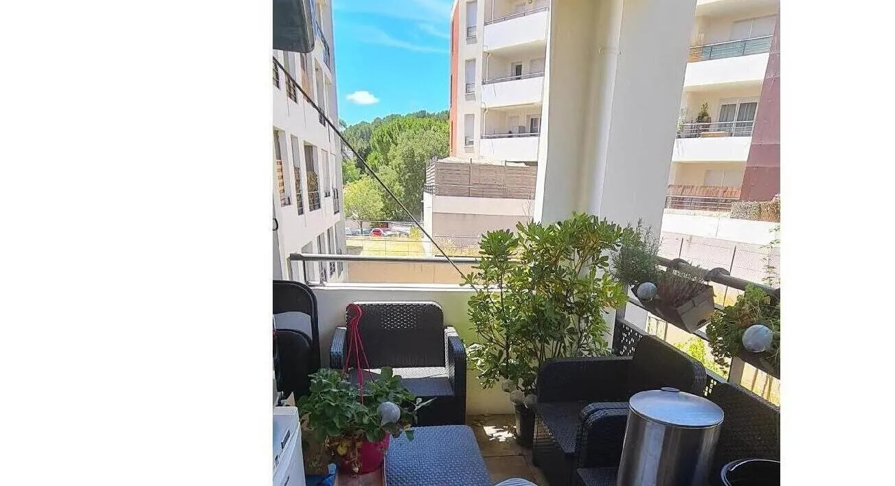 Apartment with Double Garage in Gardanne 