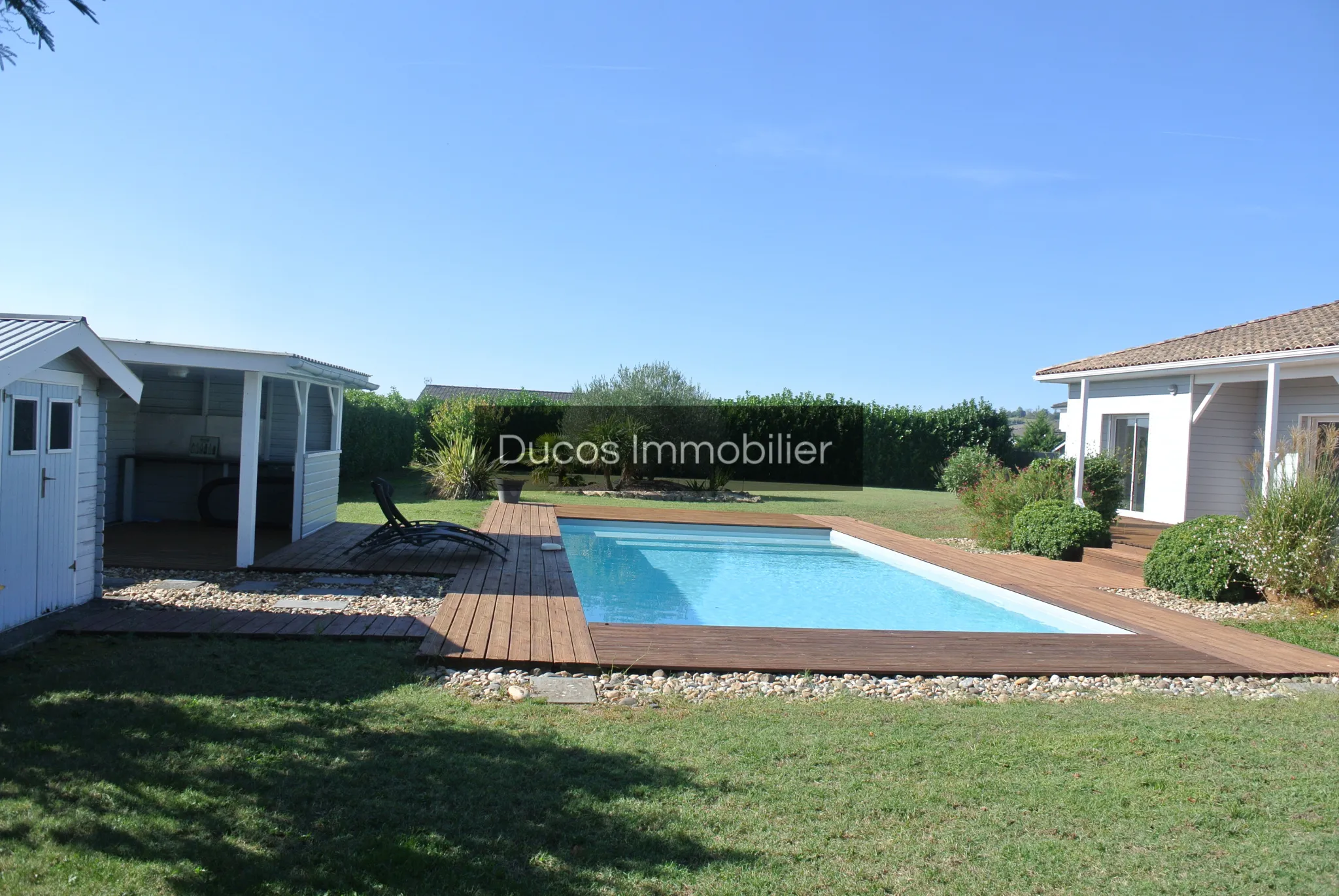 Maison contemporaine à Sainte Bazeille avec piscine 