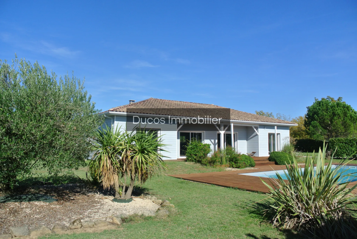 Maison contemporaine à Sainte Bazeille avec piscine 