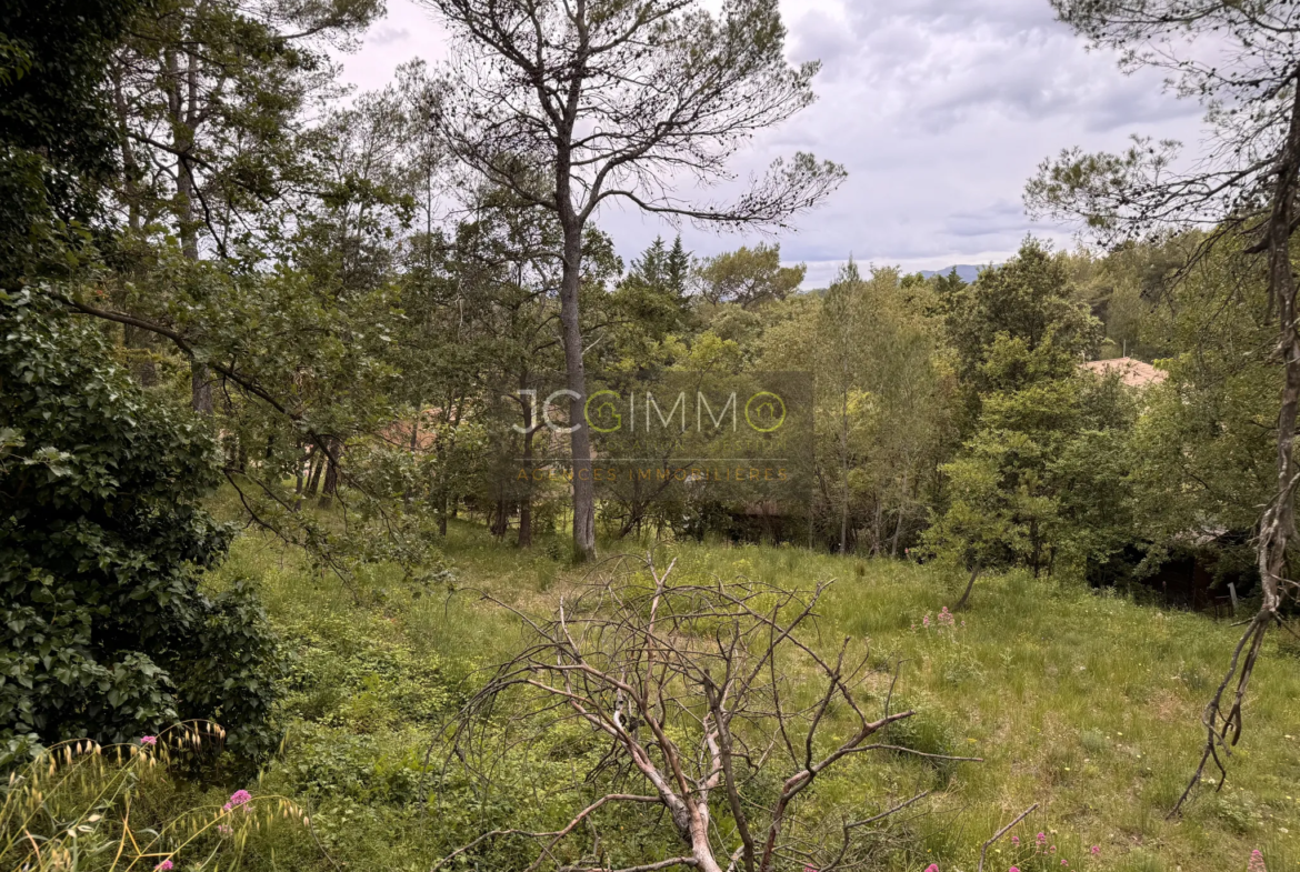 Terrain avec vue dégagée à Rocbaron 