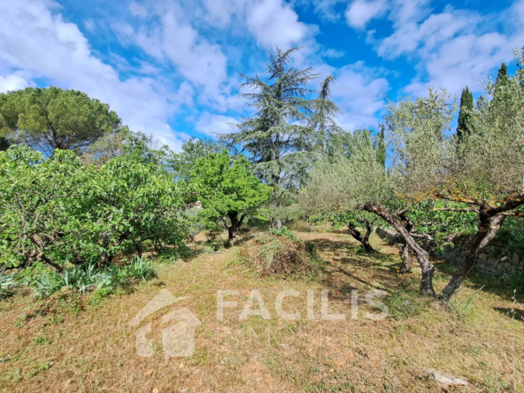 Terrain à bâtir de 855m2 à Lorgues