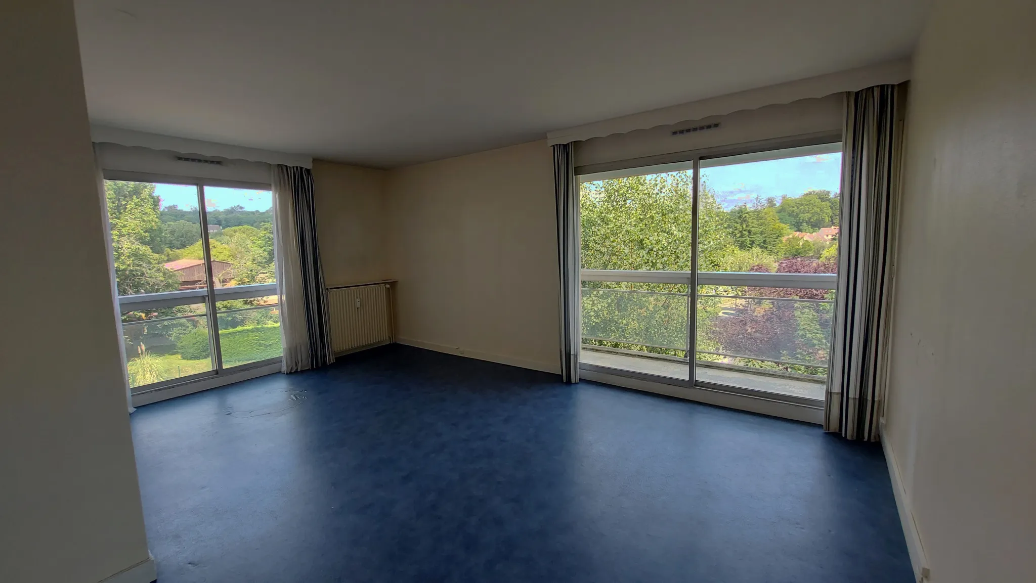 Appartement Dernier Étage avec Ascenseur et Balcon à Bailly 