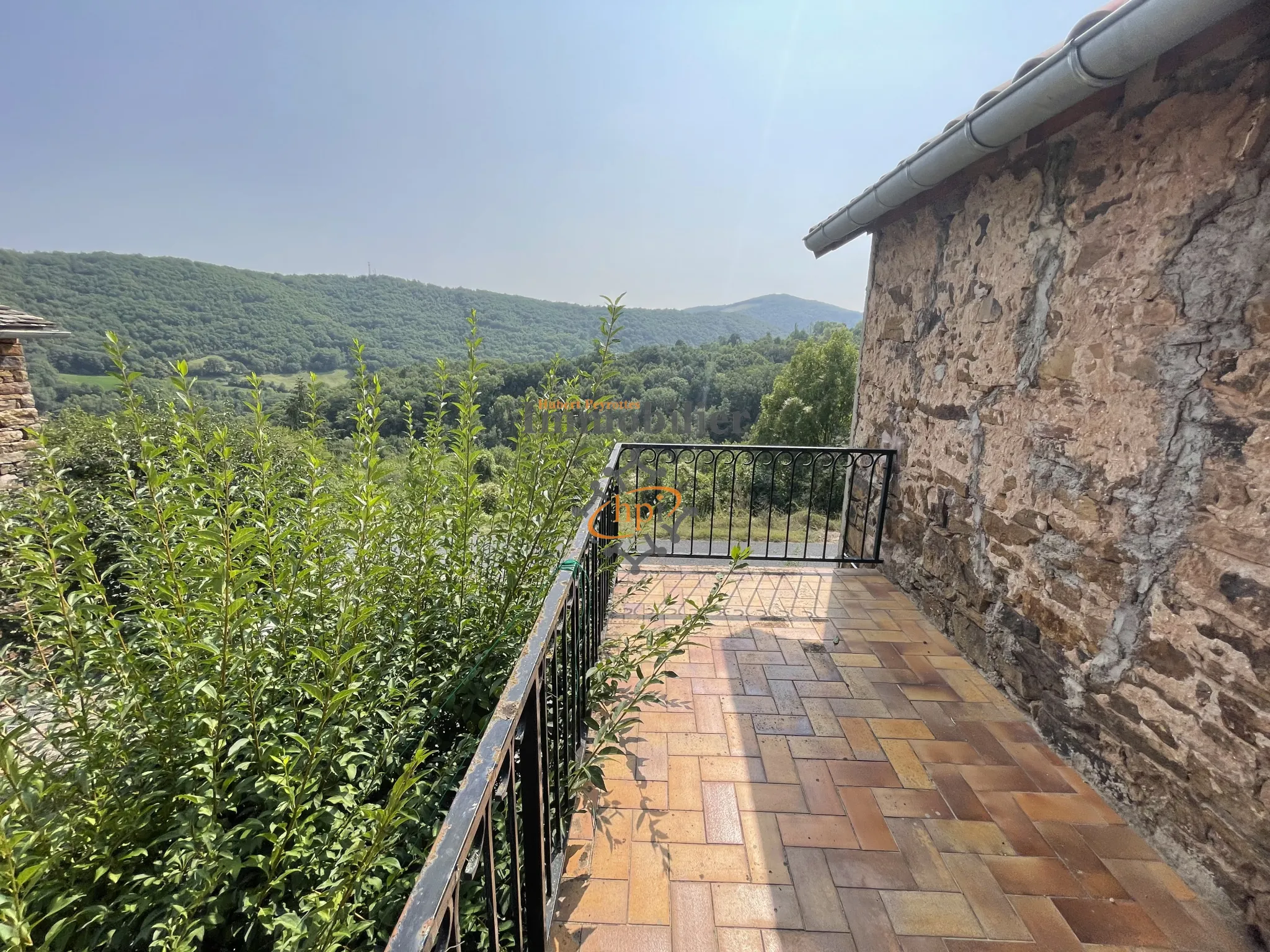 Maison en pierres à Broquiès avec terrasses et terrain 