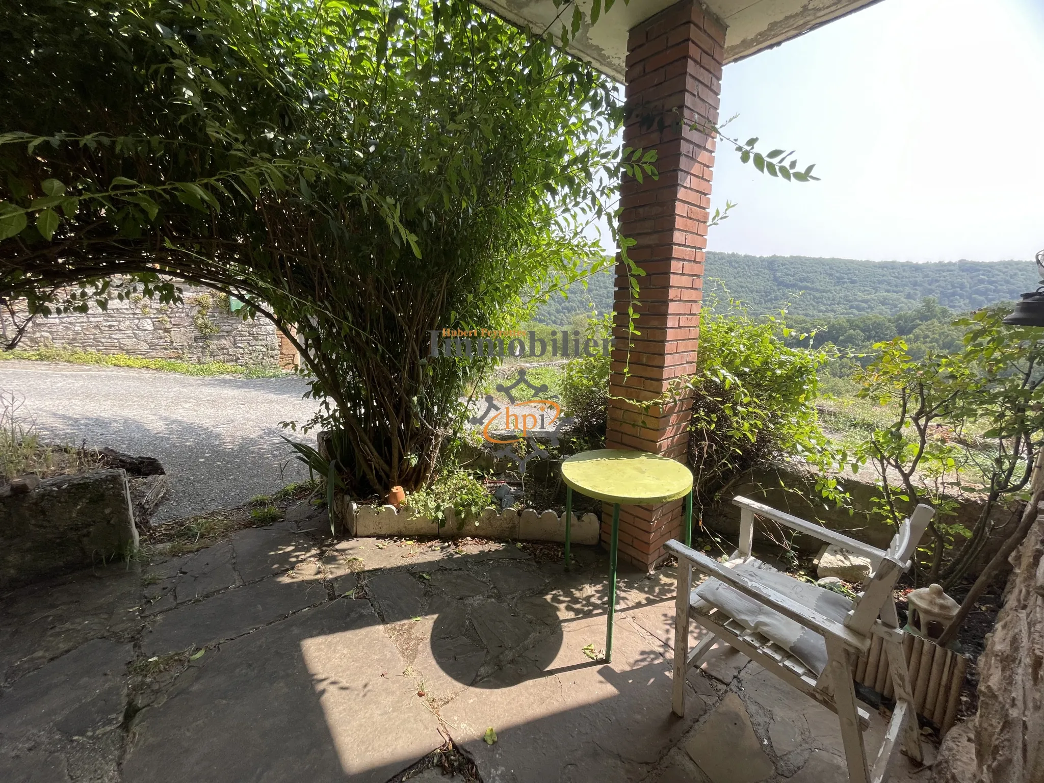 Maison en pierres à Broquiès avec terrasses et terrain 