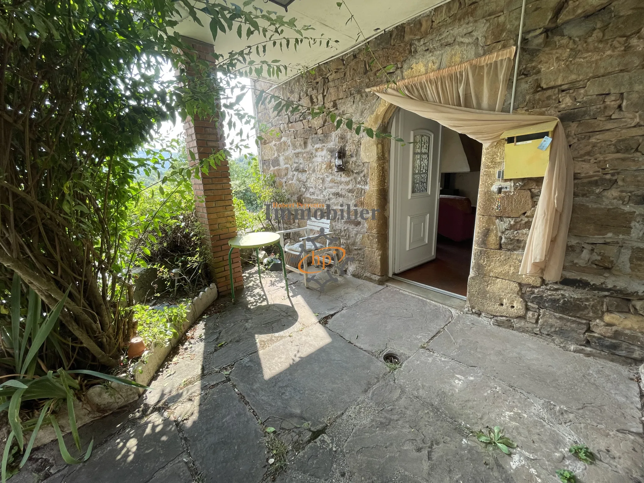 Maison en pierres à Broquiès avec terrasses et terrain 