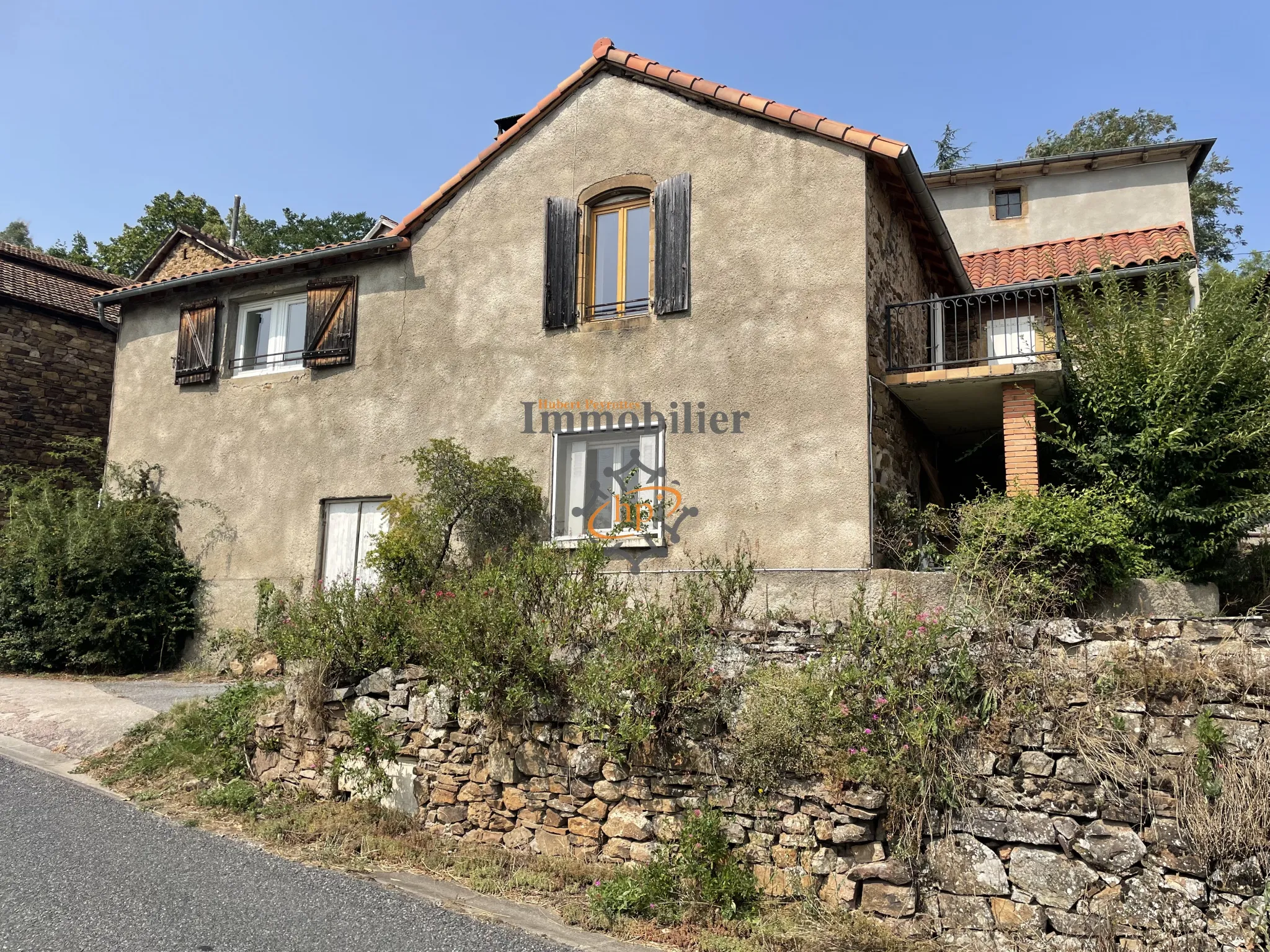 Maison en pierres à Broquiès avec terrasses et terrain 