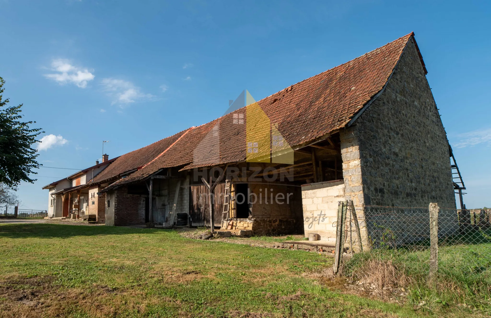 Ferme Rénovée avec Terrain et Dépendances à Commenailles 