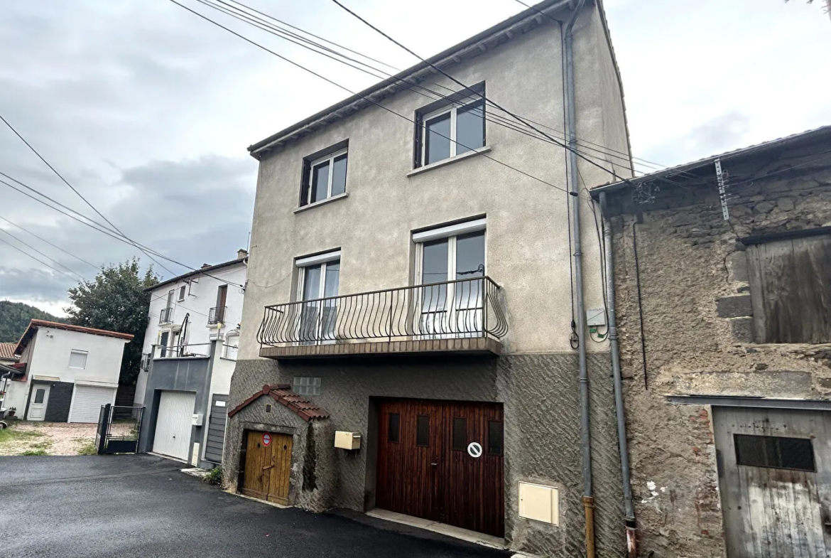 Maison Divisée en Deux Appartements à Ceyrat Boissejour 