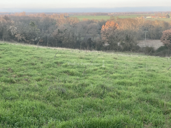 Terrain de 825m2 au Cœur du Village avec Vue sur les Pyrénées