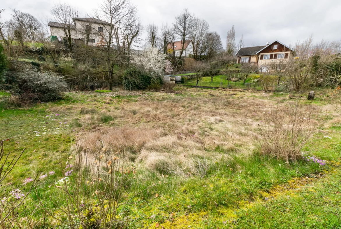 Terrain de 667 m2 en plein Centre-Ville de Saint-Vit dans une Impasse Calme ! 