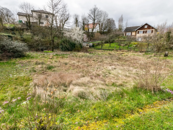 Terrain de 667 m2 en plein Centre-Ville de Saint-Vit dans une Impasse Calme !