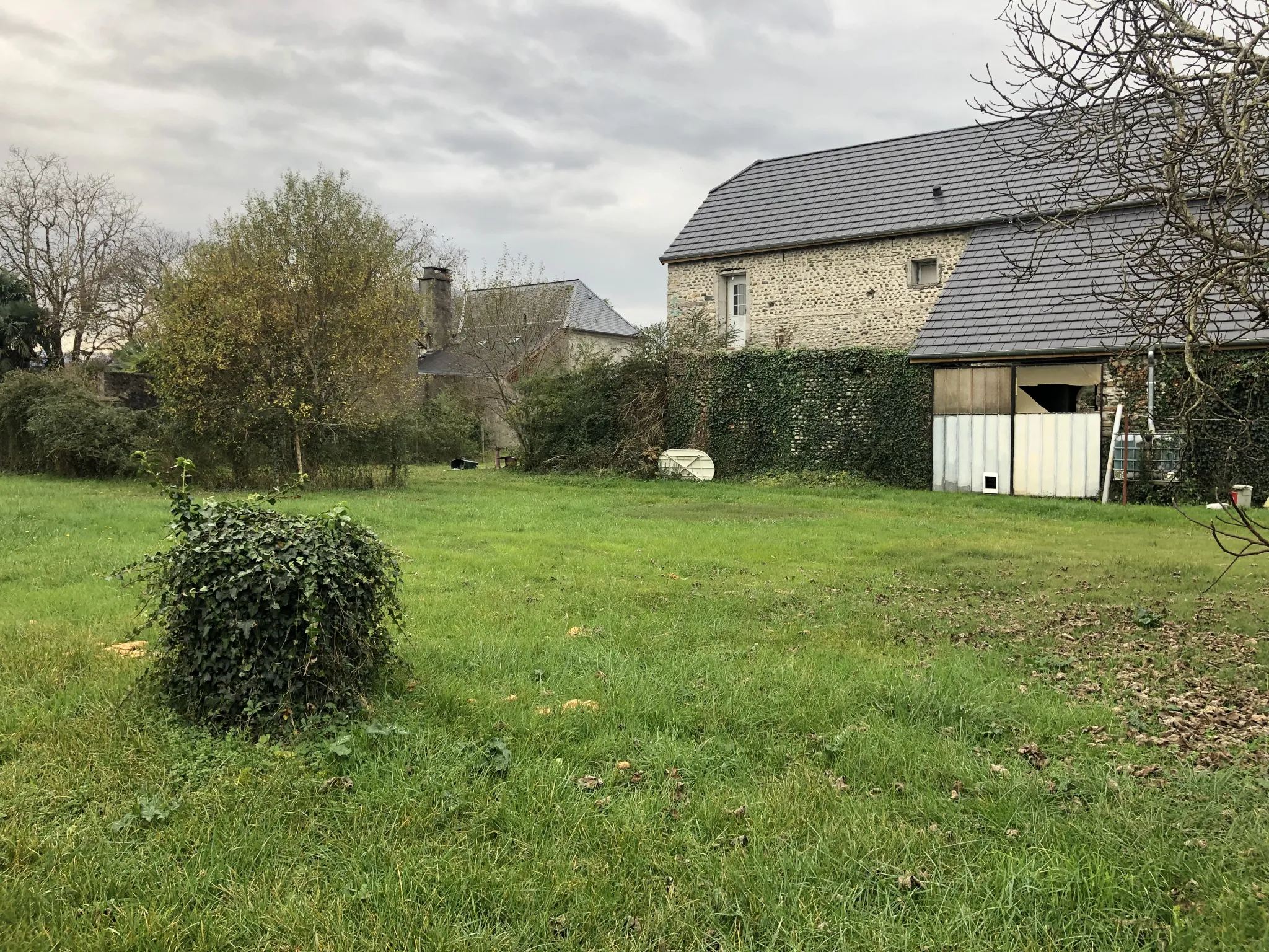 Appartement à rénover de 130 m2 avec jardin constructible à Bordes 