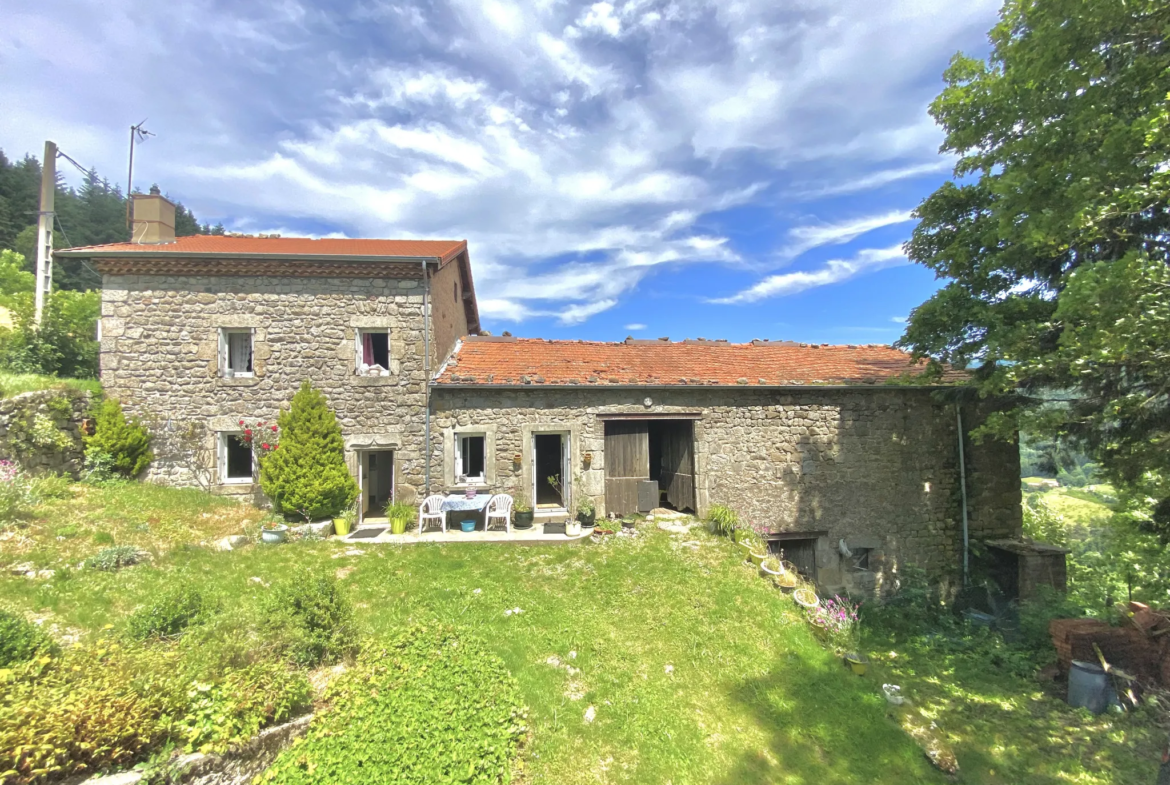 Ancienne ferme de 110 m2 avec grange et dépendance à St Sauveur en Rue 