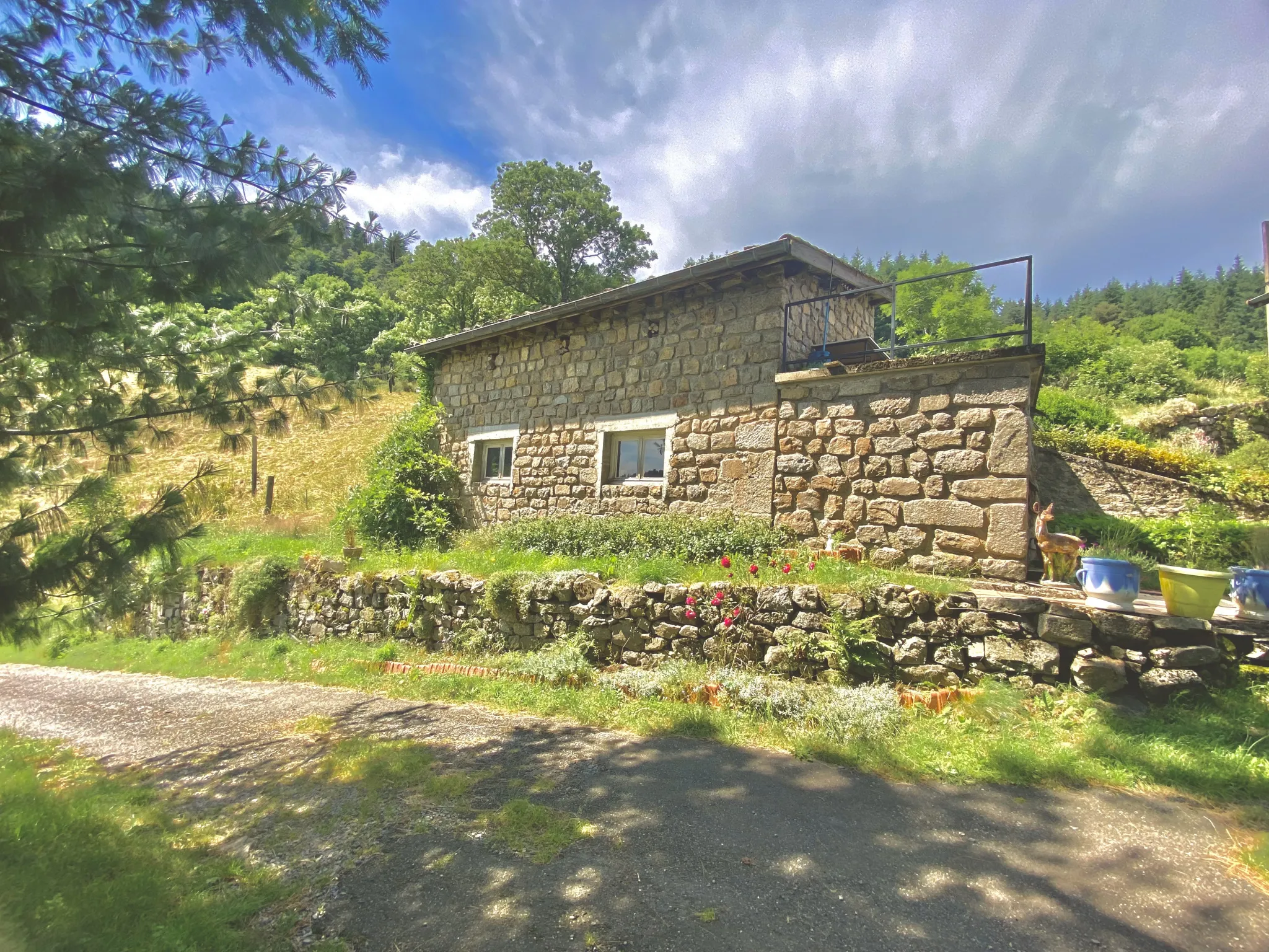 Ancienne ferme de 110 m2 avec grange et dépendance à St Sauveur en Rue 