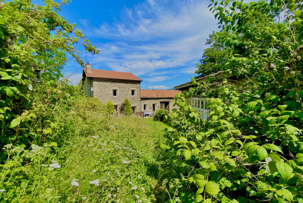 Ancienne ferme de 110 m2 avec grange et dépendance à St Sauveur en Rue 