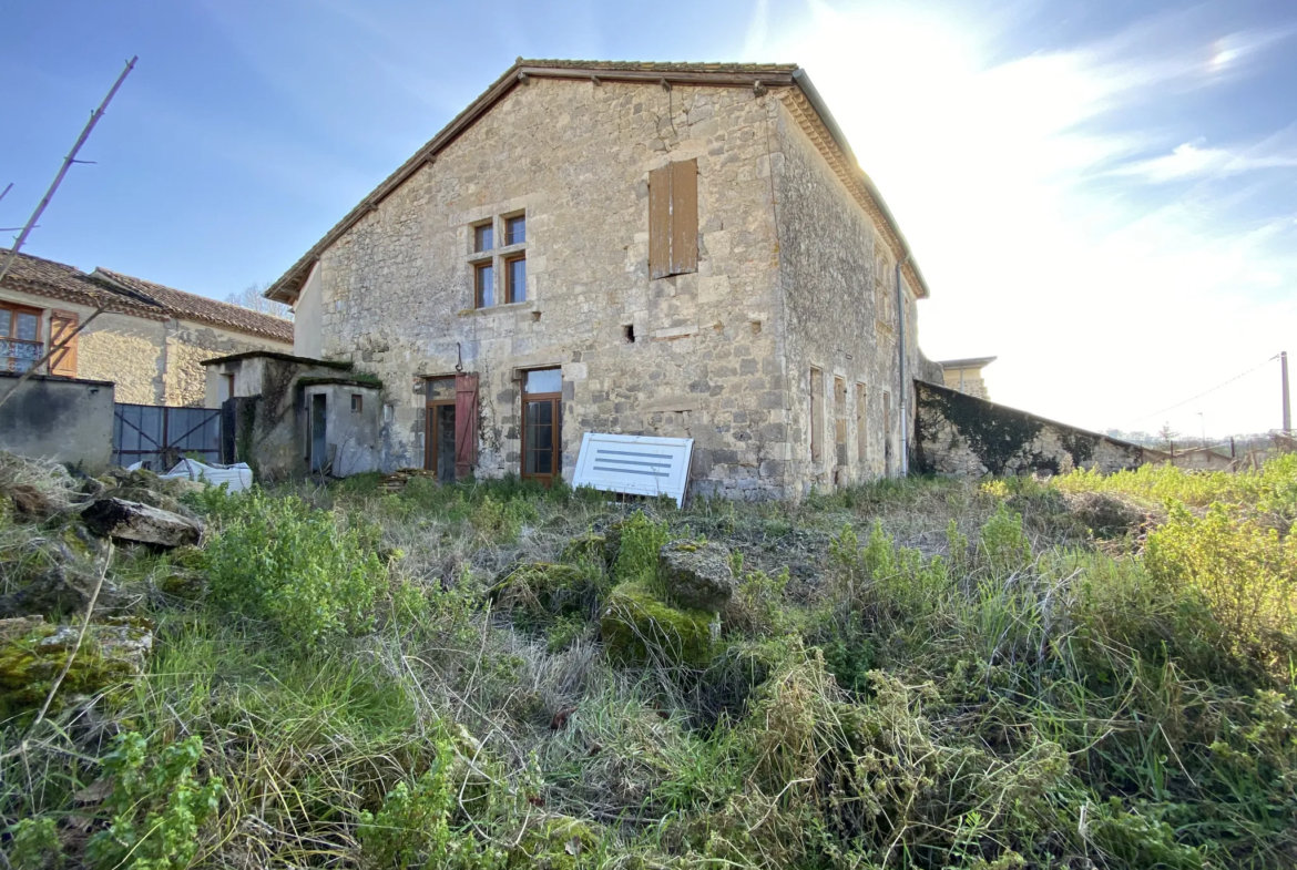 Maison de village avec bâtiment attenant à restaurer 