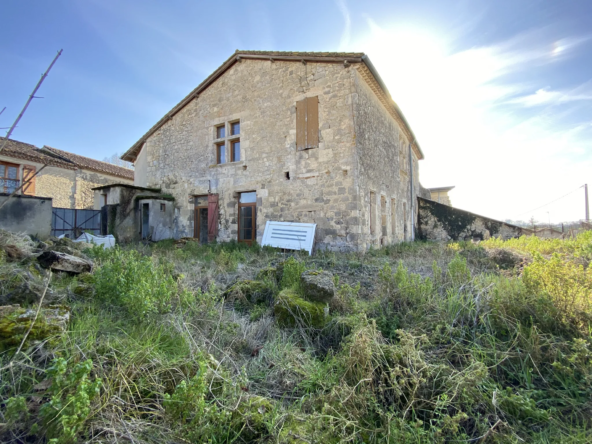 Maison de village avec bâtiment attenant à restaurer à Fources