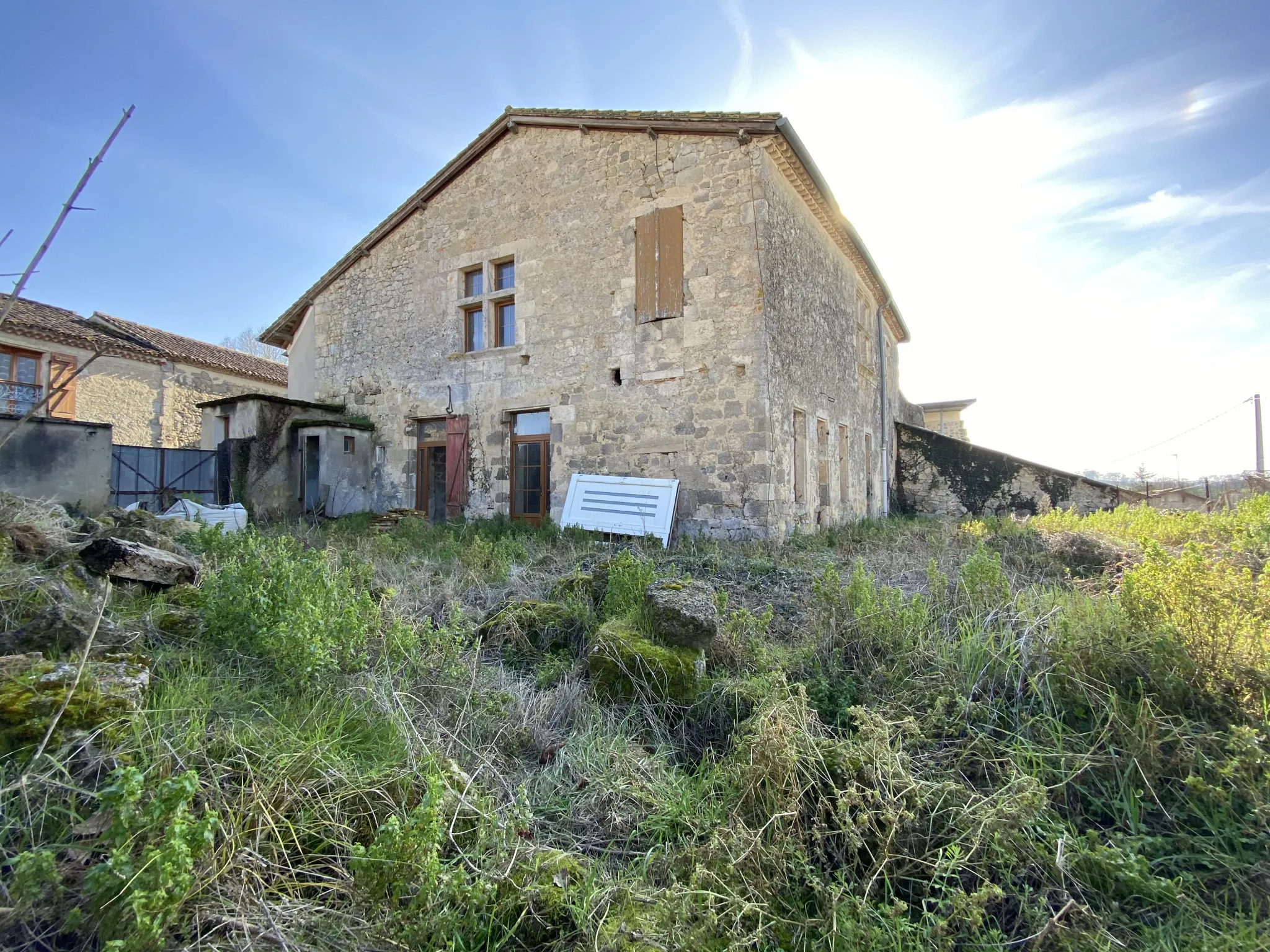 Maison de village avec bâtiment attenant à restaurer à Fources 