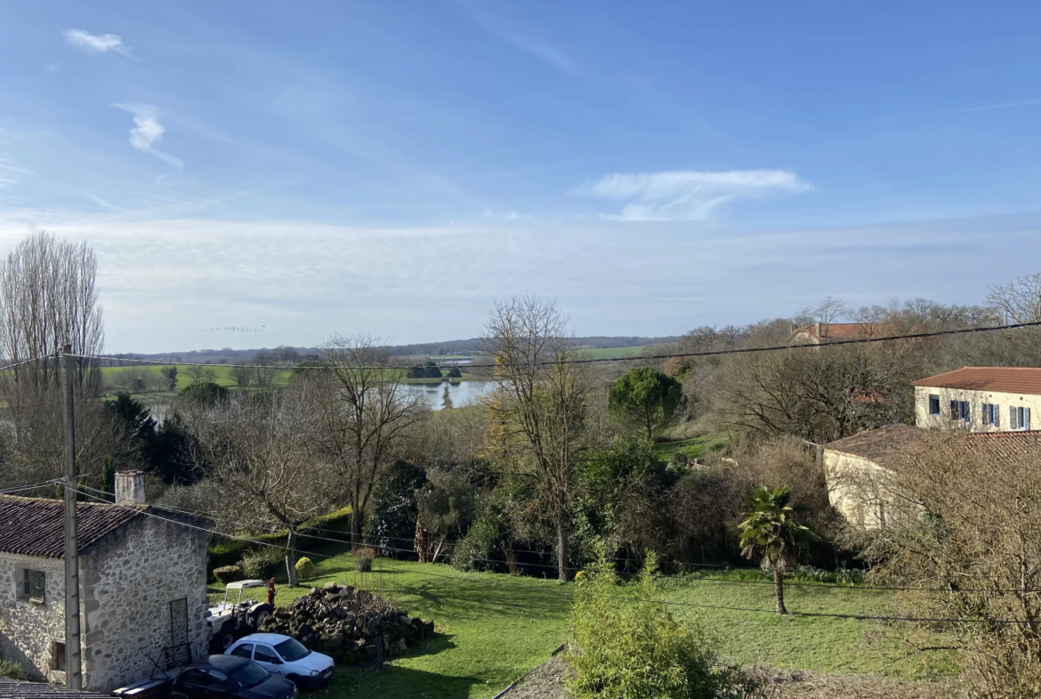 Maison de village avec bâtiment attenant à restaurer 