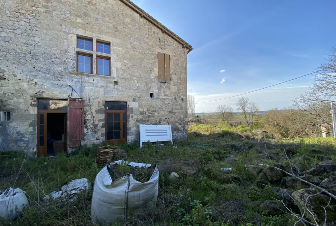 Maison de village avec bâtiment attenant à restaurer 