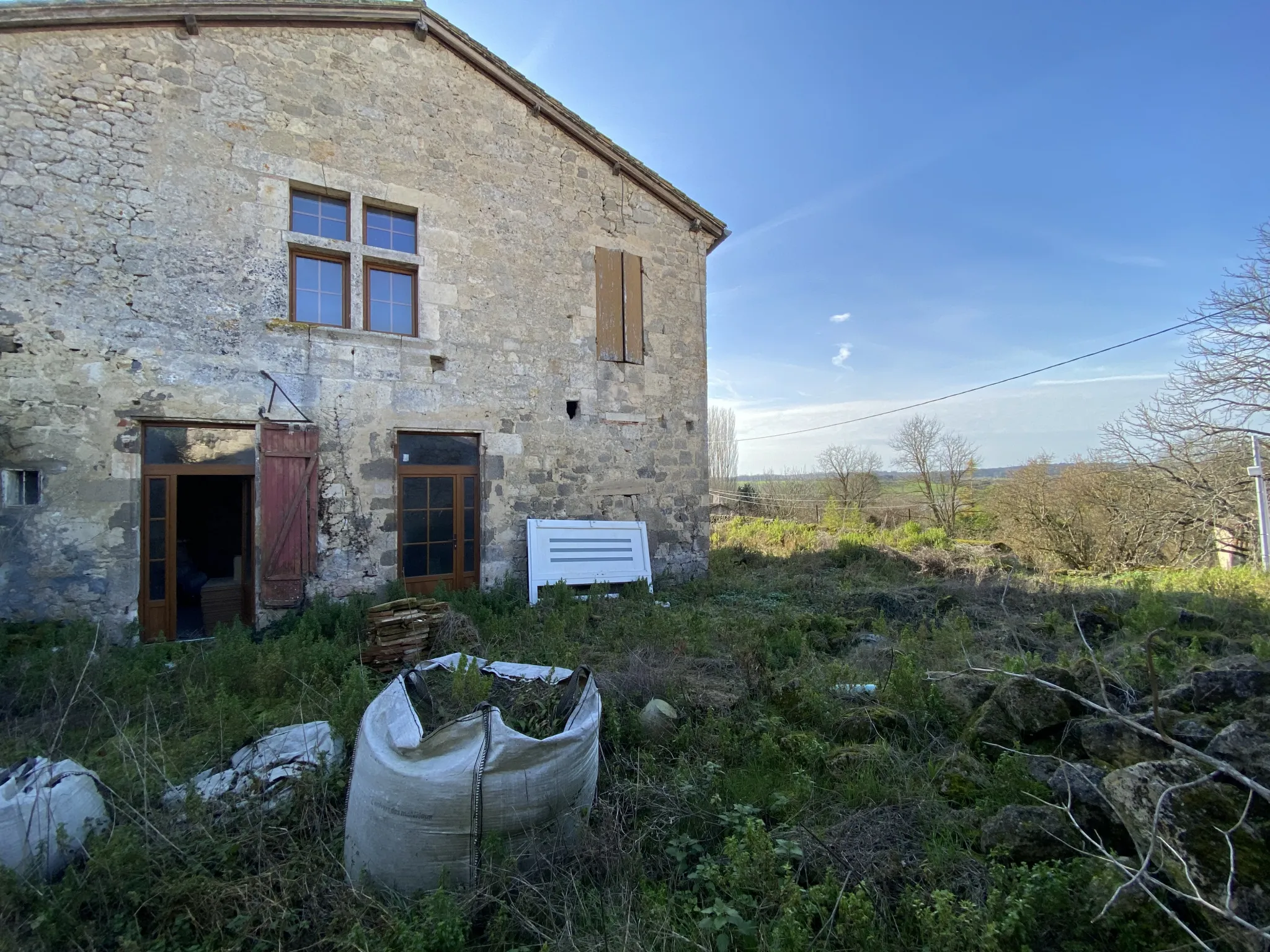 Maison de village avec bâtiment attenant à restaurer 