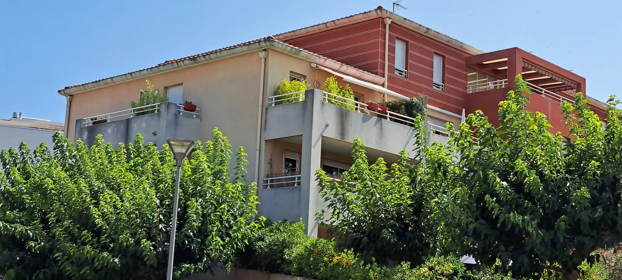 Appartement de Type 2 avec Terrasse et Garage à Gardanne 