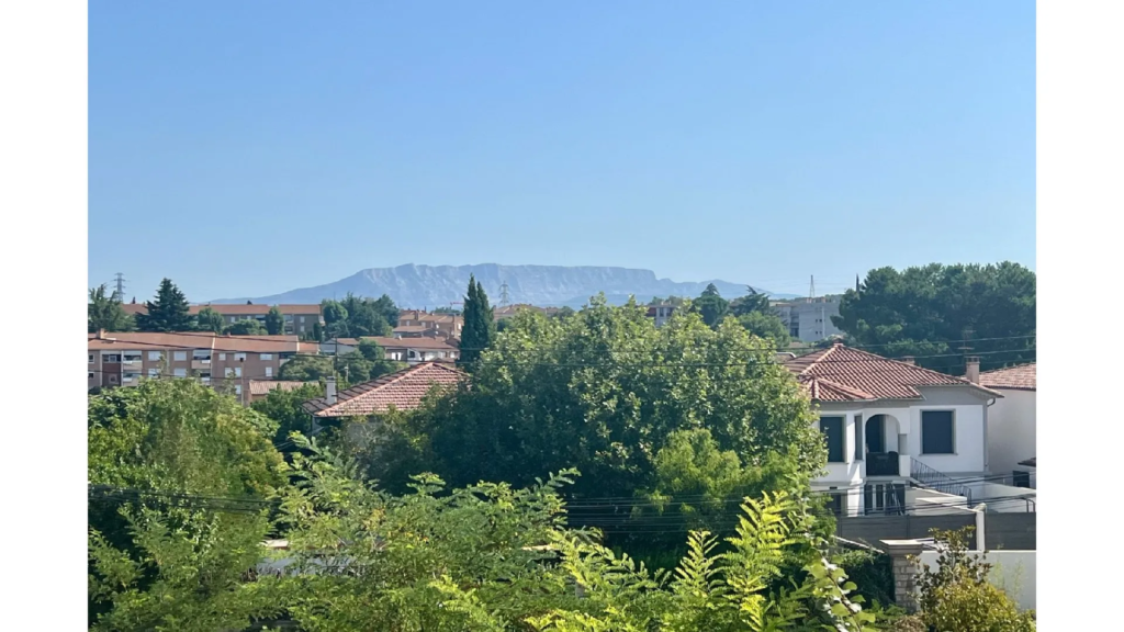 Appartement de Type 2 avec Terrasse et Garage à Gardanne