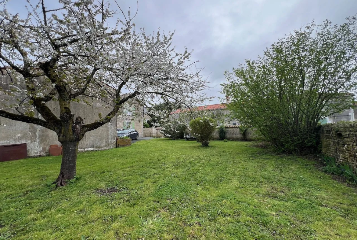 Maison en pierres avec beaux volumes à Le Langon 