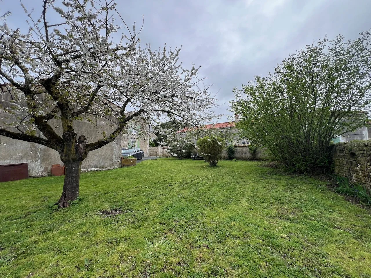 Maison en pierres avec beaux volumes à Le Langon 