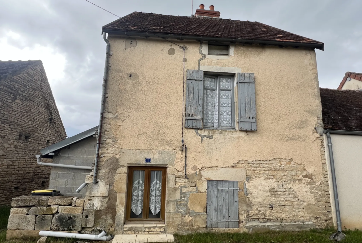 Maison de village proche Montbard avec jardin à rénover 