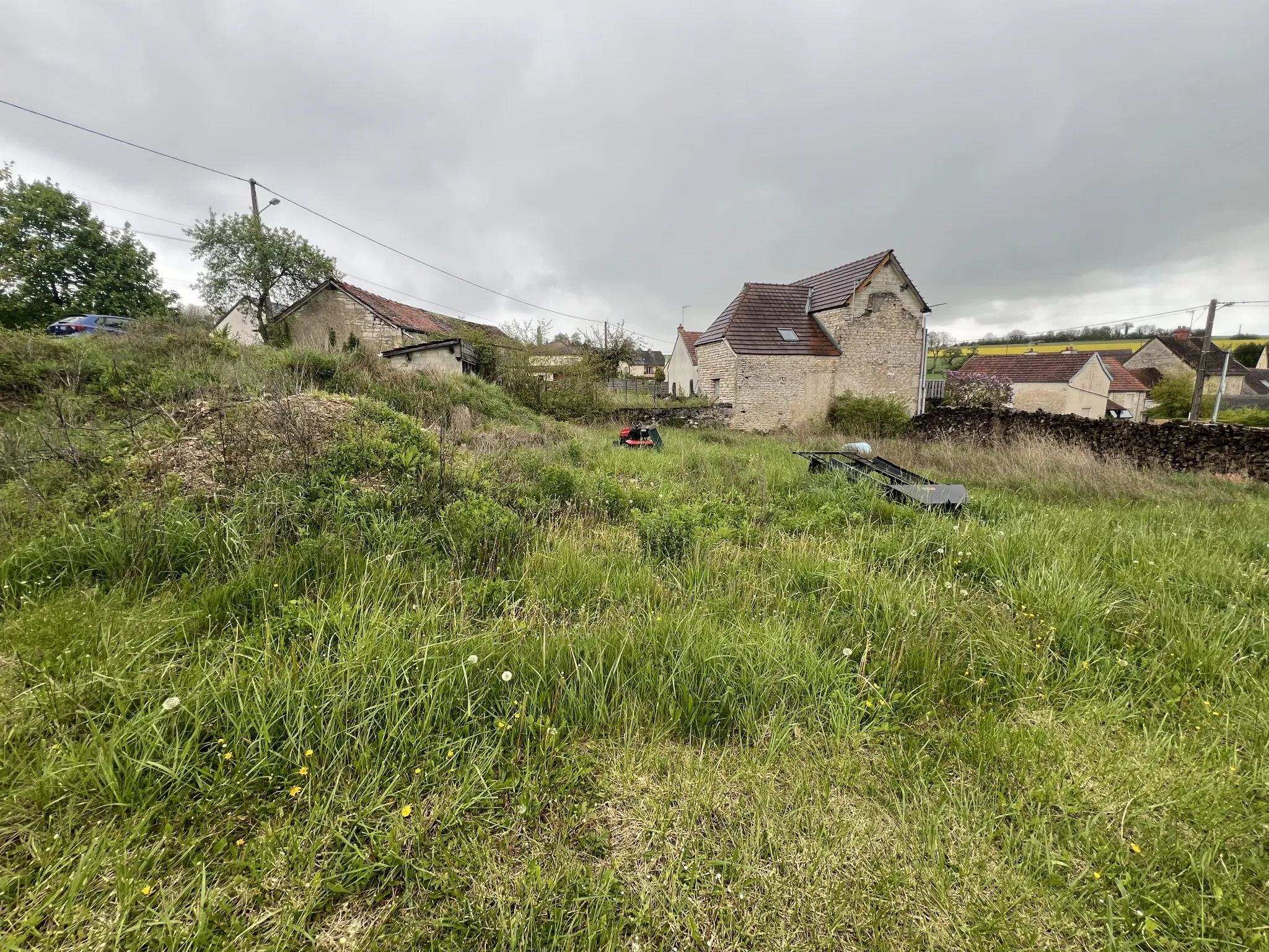 Maison de village proche Montbard avec jardin à rénover 