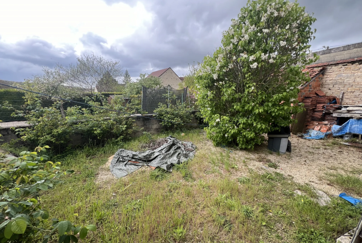 Maison de village proche Montbard avec jardin à rénover 