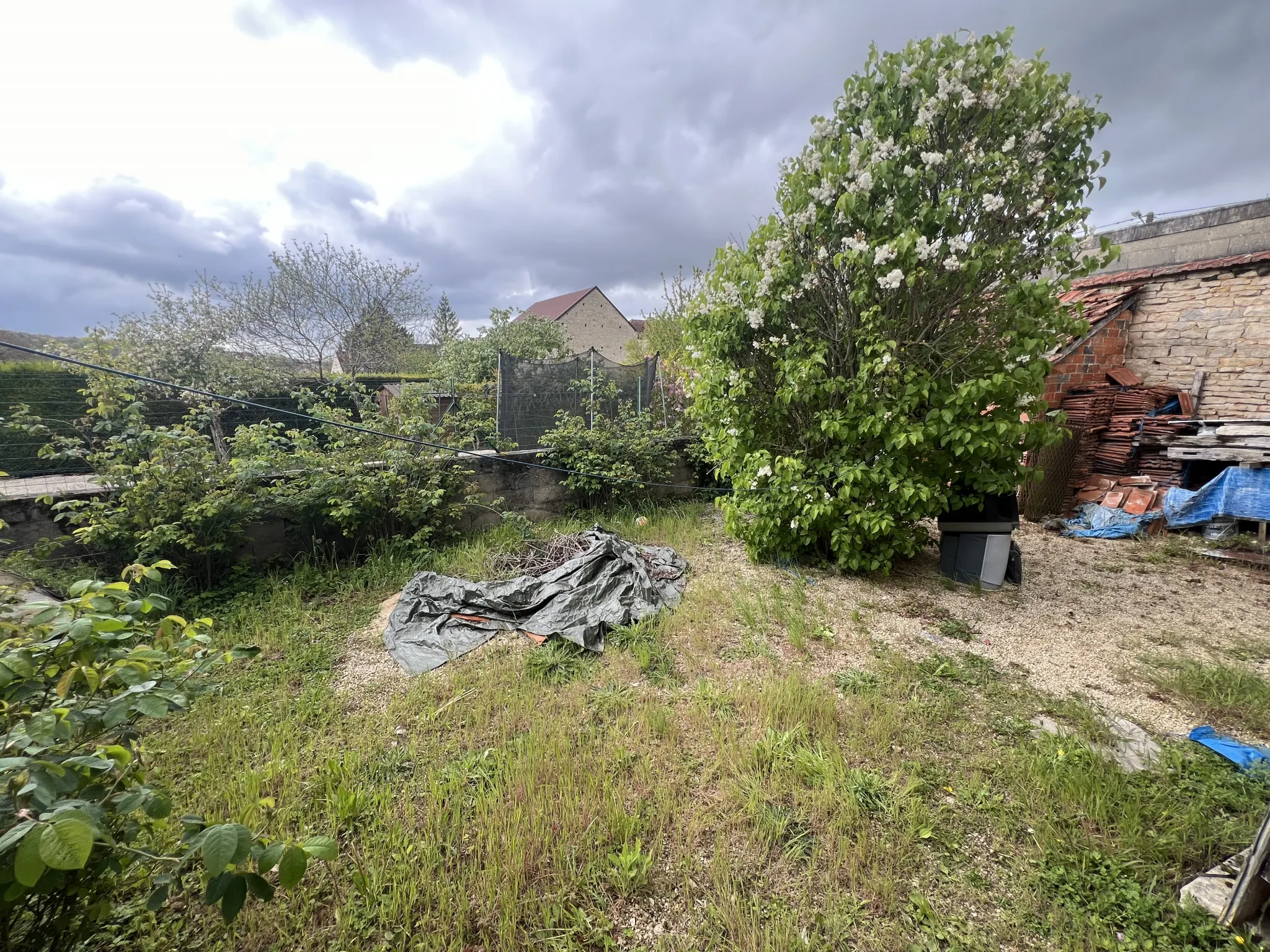 Maison de village proche Montbard avec jardin à rénover 