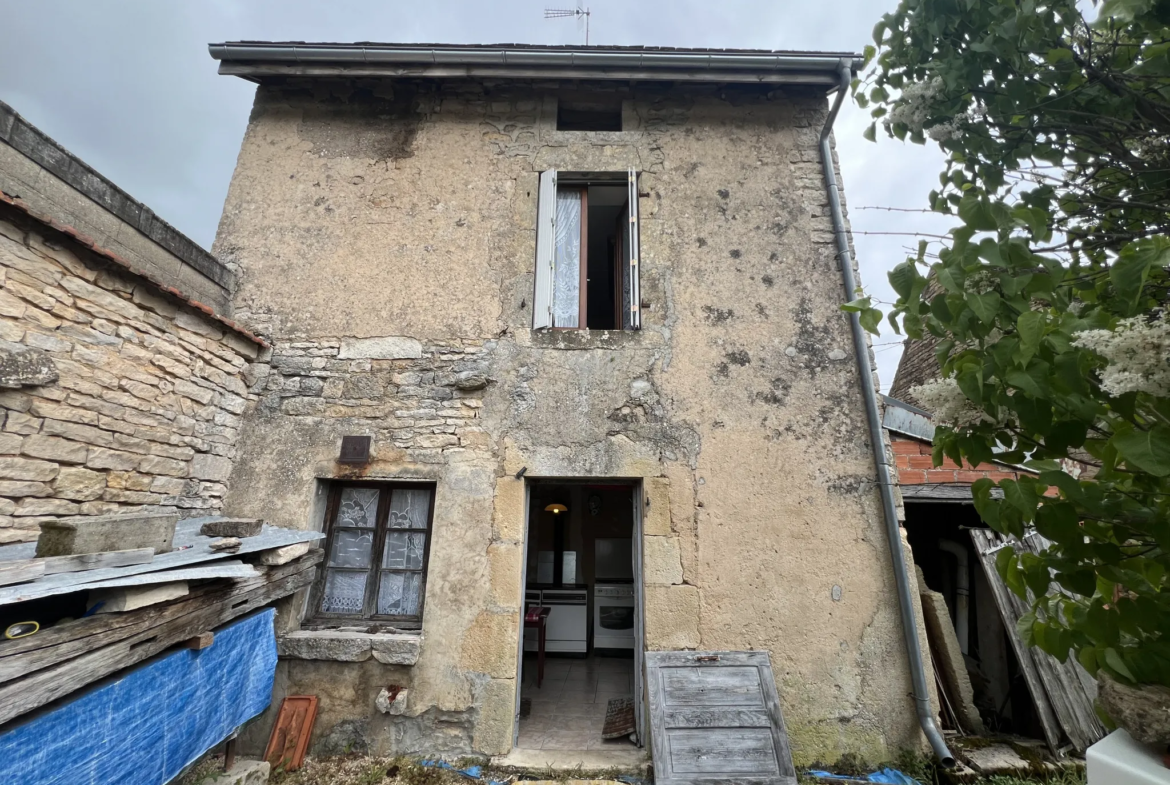 Maison de village proche Montbard avec jardin à rénover 