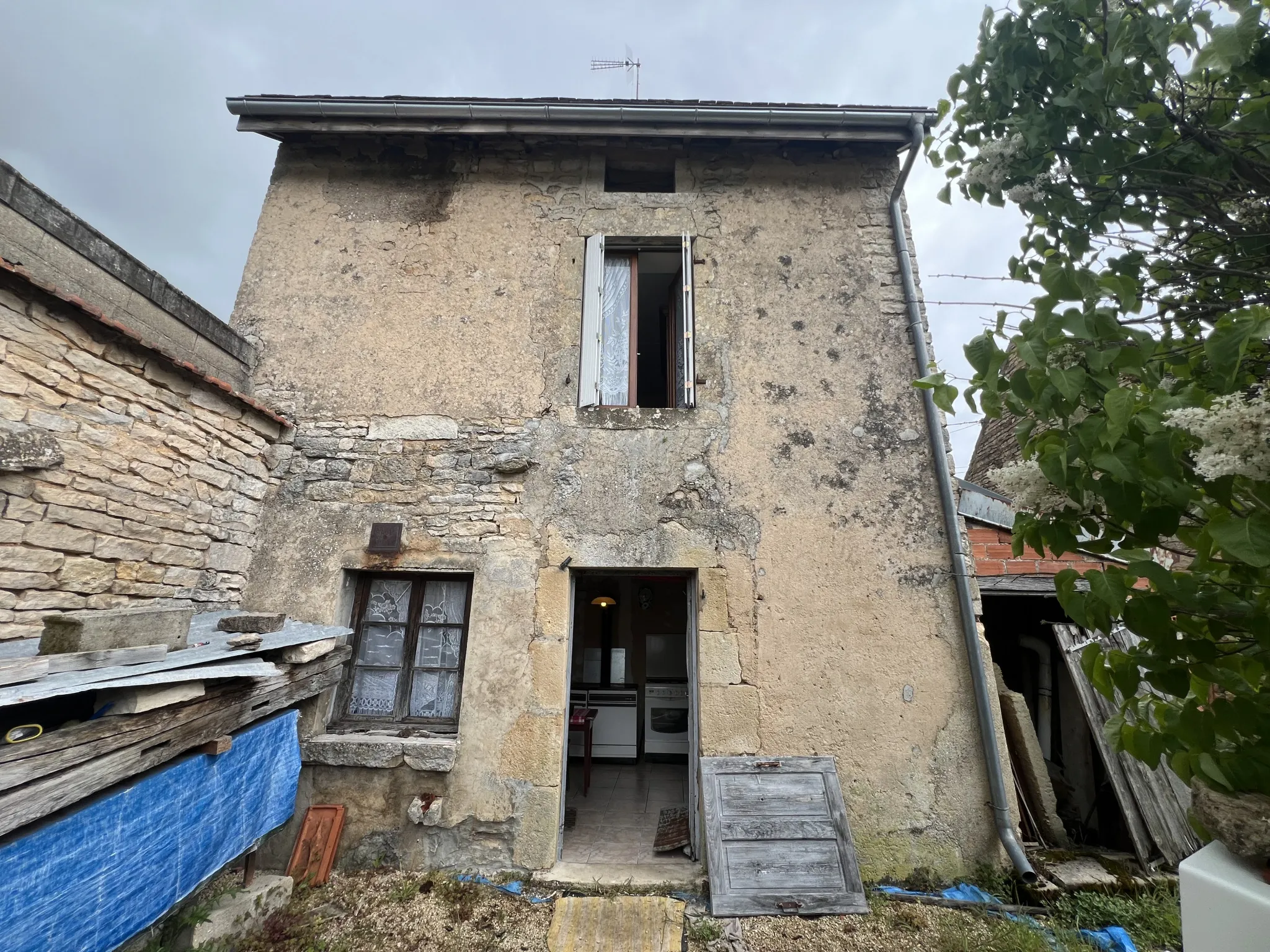 Maison de village proche Montbard avec jardin à rénover 