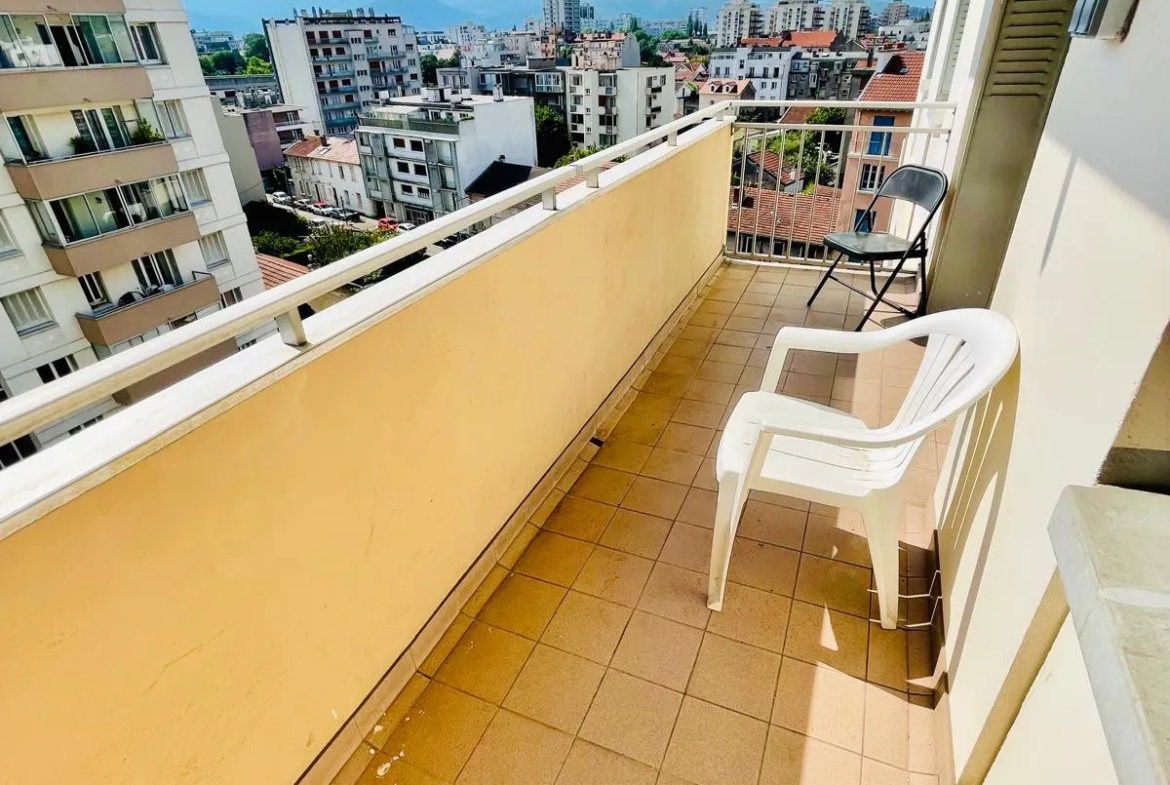 Appartement T5 85m2 rénové avec vues à Grenoble 