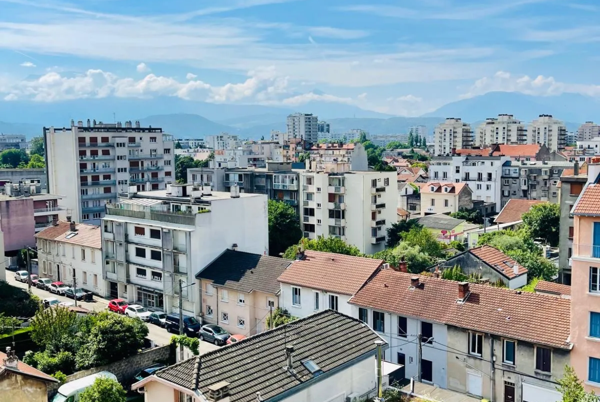 Appartement T5 85m2 rénové avec vues à Grenoble 