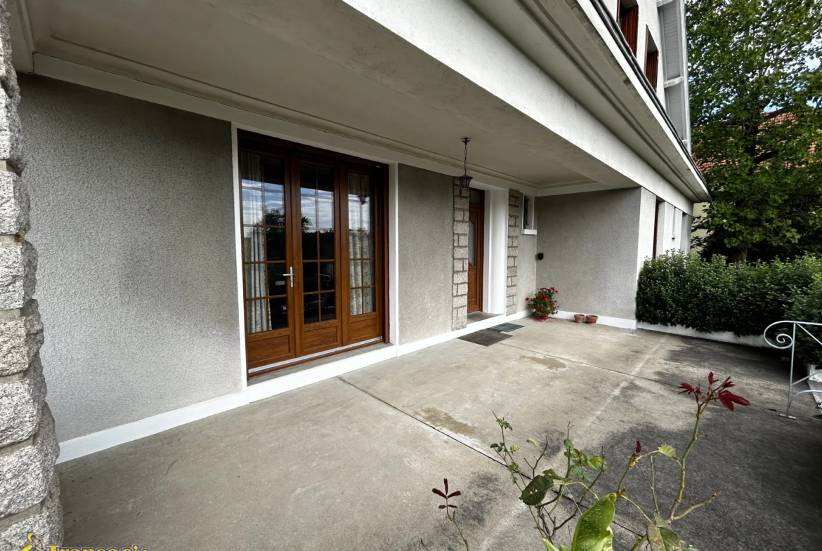 Maison Familiale Spacieuse à Puy-Guillaume de 350m2 et 220m2 habitables 