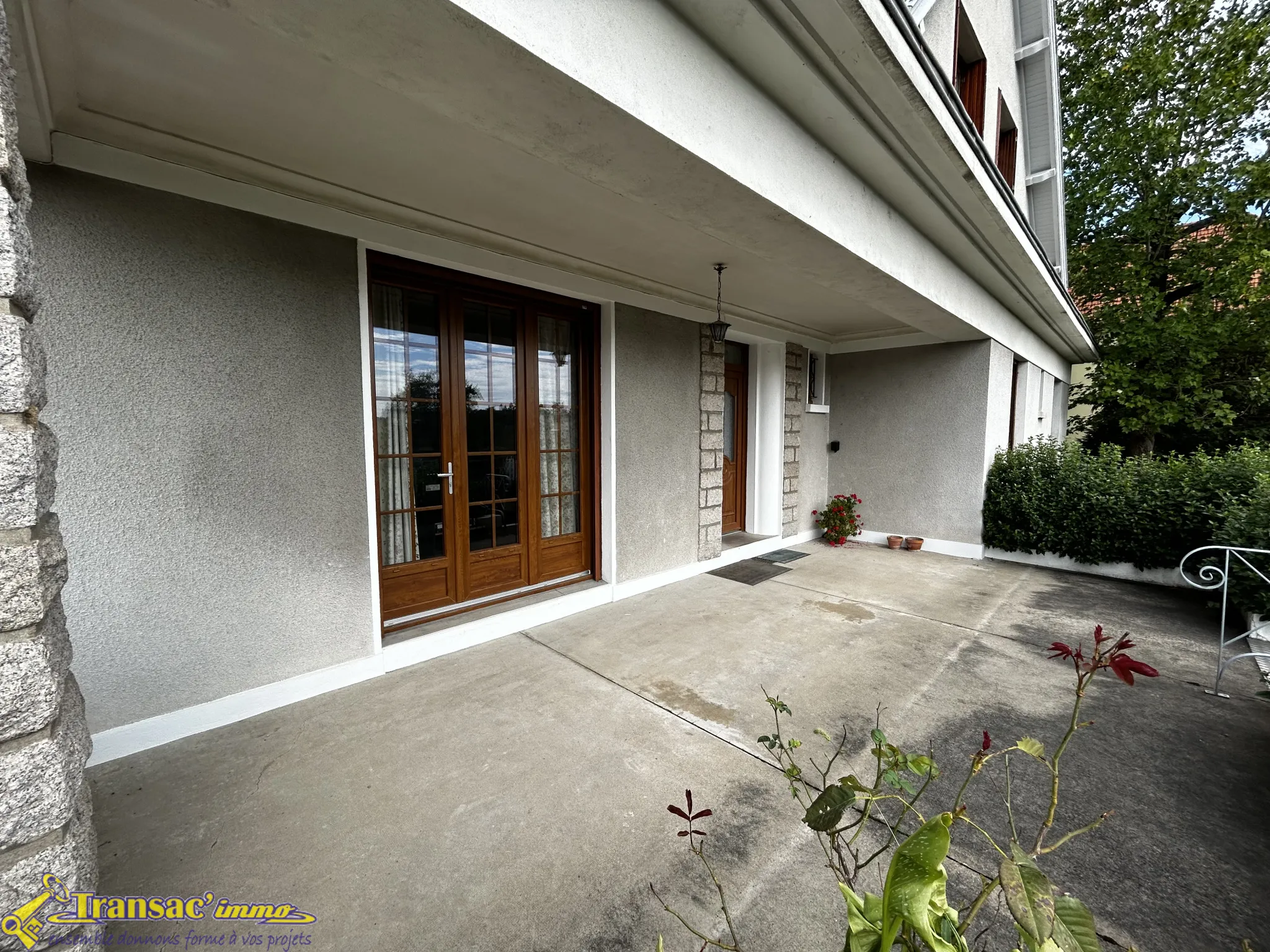 Maison Familiale Spacieuse à Puy-Guillaume de 350m2 et 220m2 habitables 