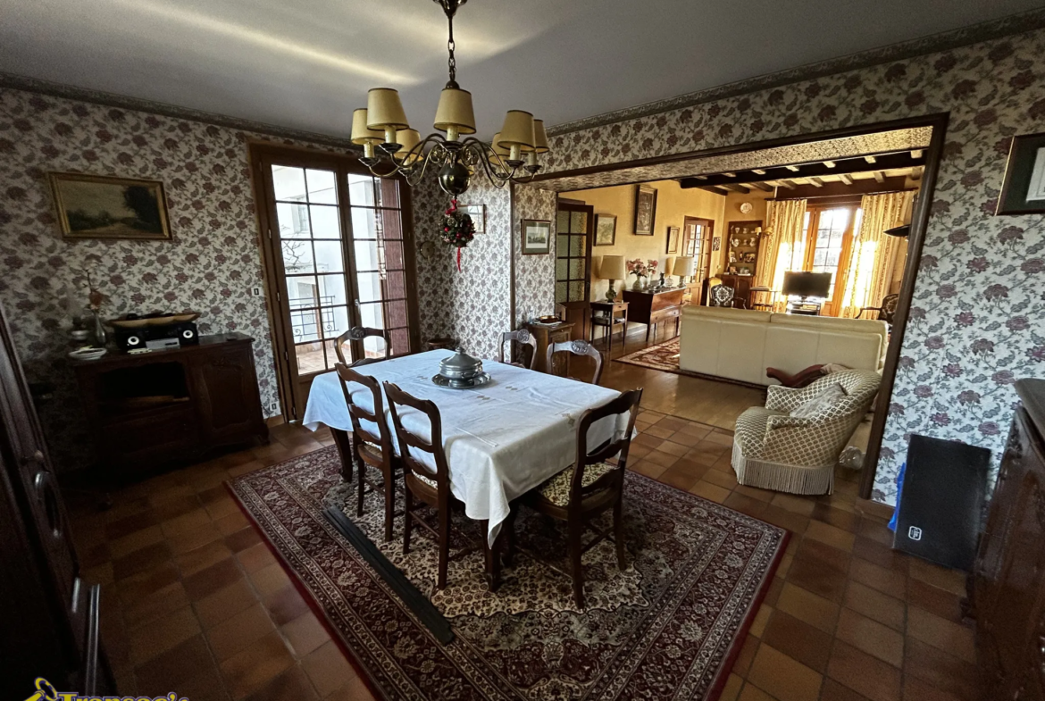 Maison Familiale Spacieuse à Puy-Guillaume de 350m2 et 220m2 habitables 