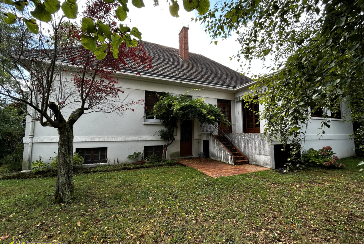 Maison Familiale Spacieuse à Puy-Guillaume de 350m2 et 220m2 habitables 