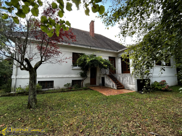 Maison Familiale Spacieuse à Puy-Guillaume de 350m2 et 220m2 habitables