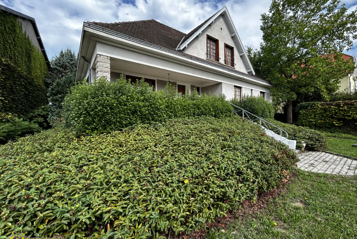 Maison Familiale Spacieuse à Puy-Guillaume de 350m2 et 220m2 habitables 