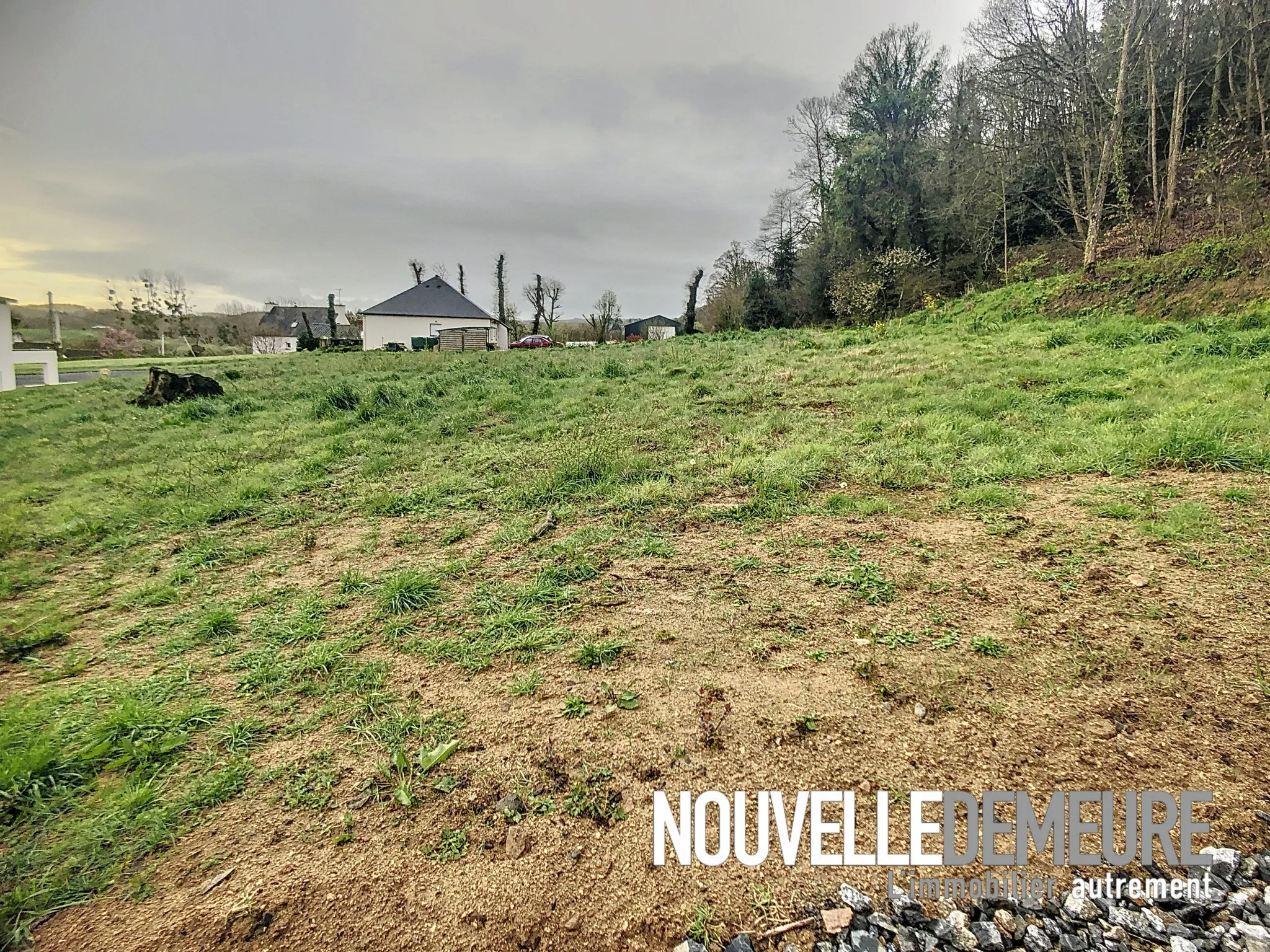 Terrain constructible à Hénon de 950 m2 