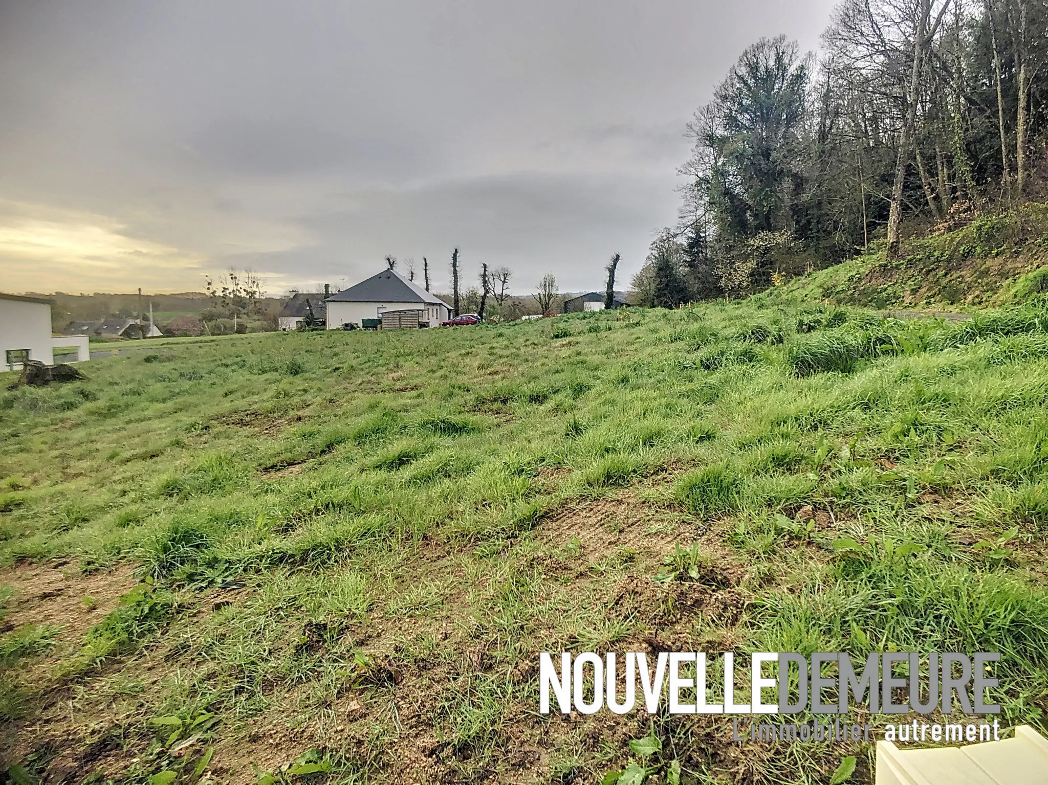 Terrain constructible à Hénon de 950 m2 