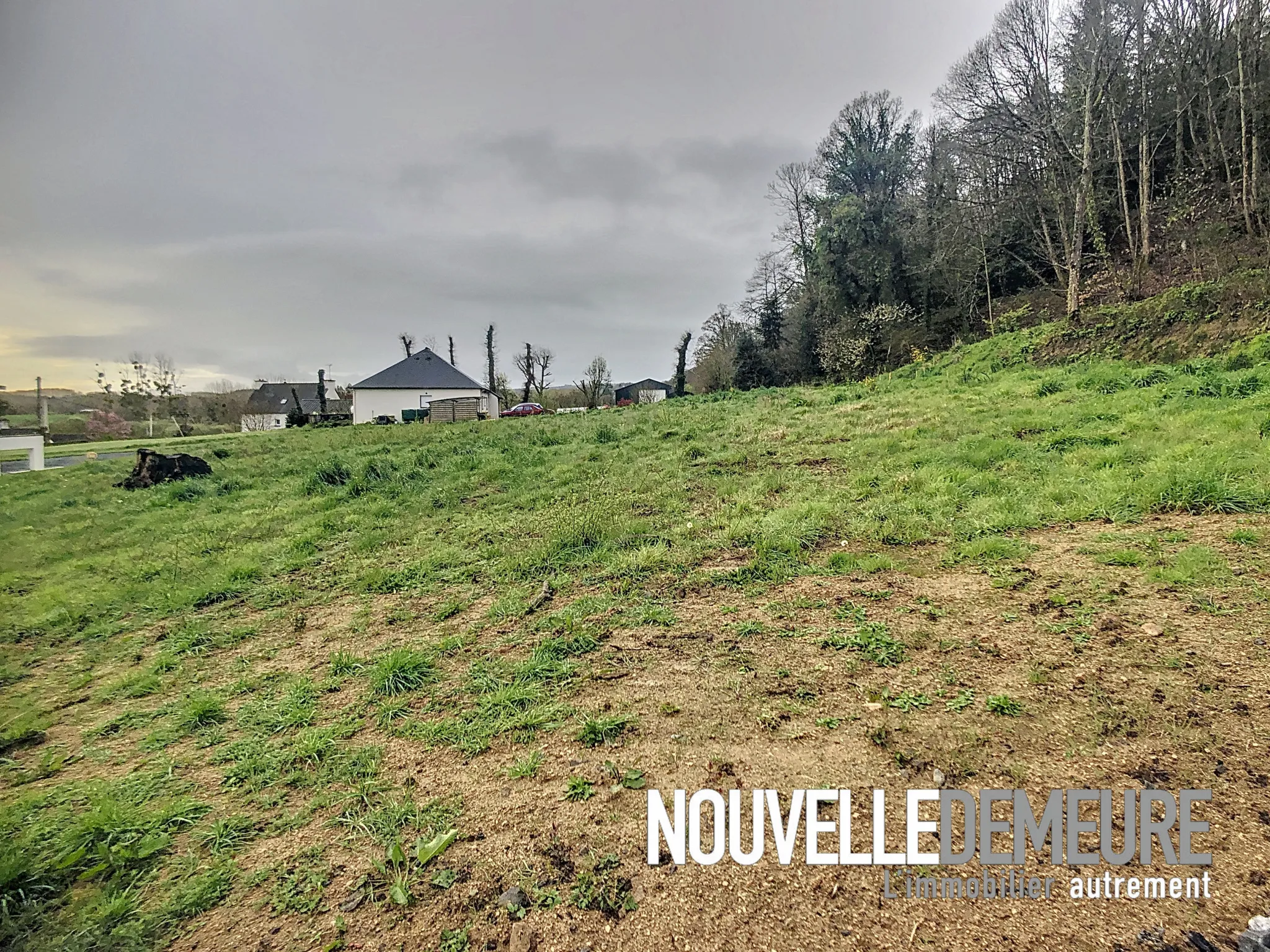 Terrain constructible à Hénon de 950 m2 